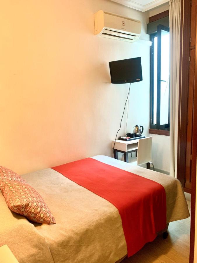 Hostal Castilla I Atocha Madrid Exterior foto