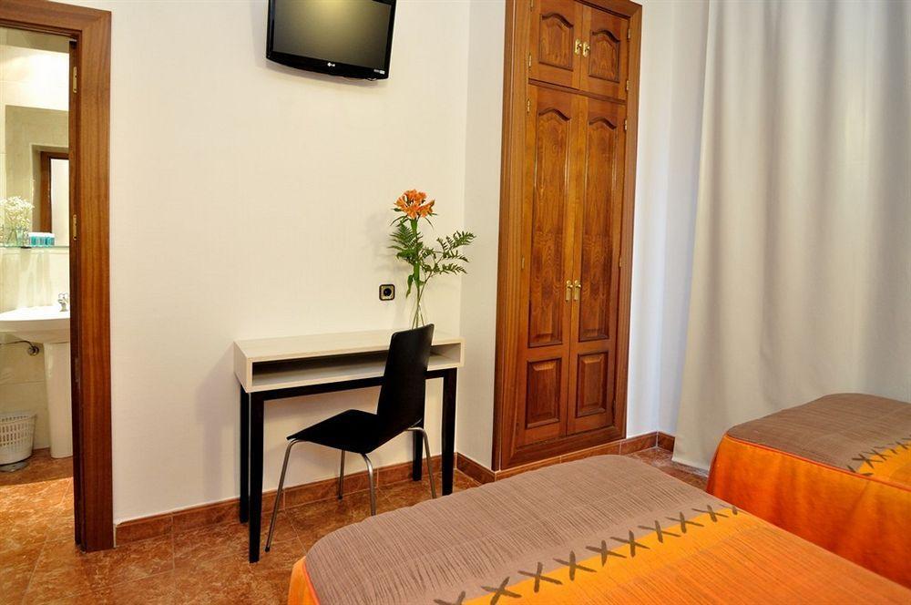 Hostal Castilla I Atocha Madrid Exterior foto